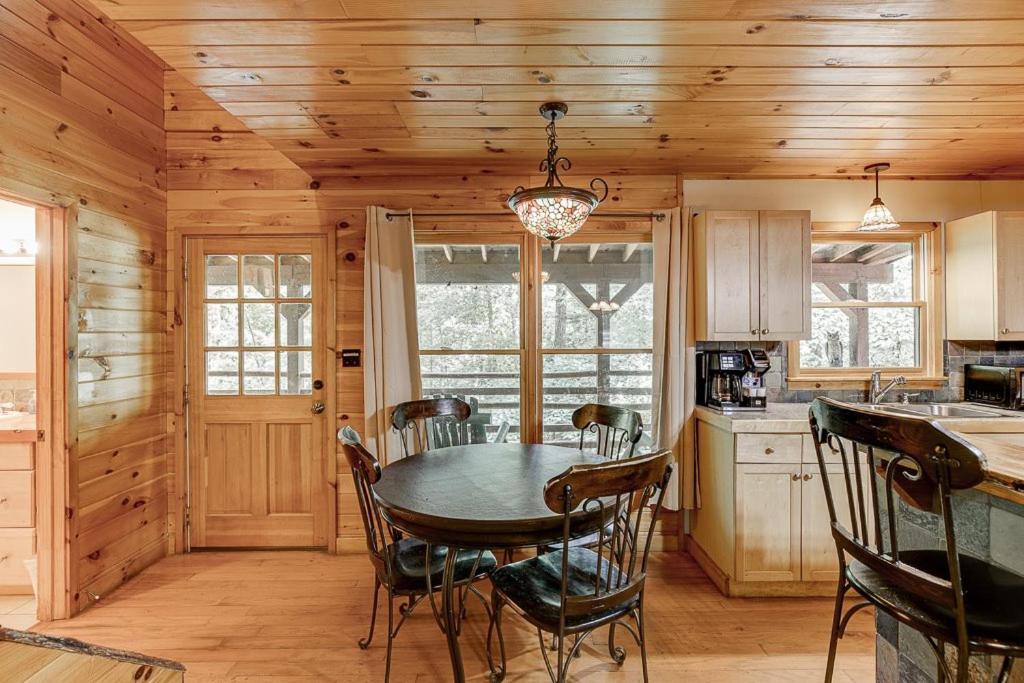 Cabin With Jacuzzi & Hydrotherapy Spanear Helen Cleveland Exterior photo