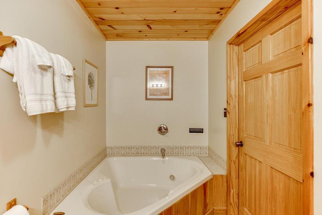 Cabin With Jacuzzi & Hydrotherapy Spanear Helen Cleveland Exterior photo