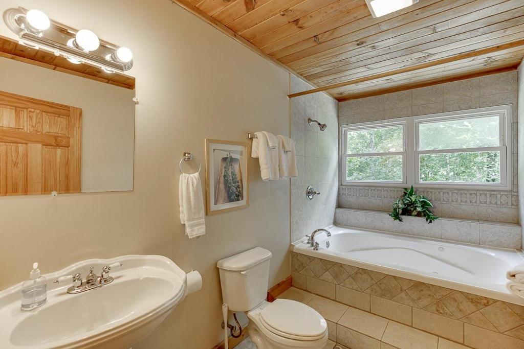Cabin With Jacuzzi & Hydrotherapy Spanear Helen Cleveland Exterior photo